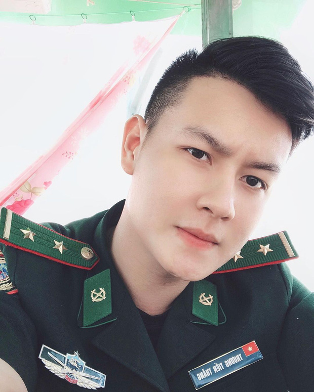 Trong bộ quân phục, Thắng nhìn bảnh bao như một soái ca.