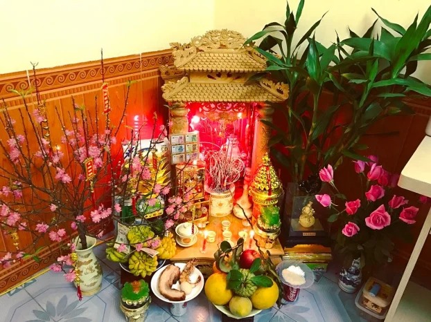 Bàn thờ Thần Tài - Ông Địa đặt đúng nguyên tắc phong thuỷ là phải đặt tại vị trí quan sát được hết sự vào ra của khách đến văn phòng, cửa hàng. Bàn thờ Thần Tài - Ông Địa đặt đúng nguyên tắc phong thuỷ là phải đặt tại vị trí quan sát được hết sự vào ra của khách đến văn phòng, cửa hàng.