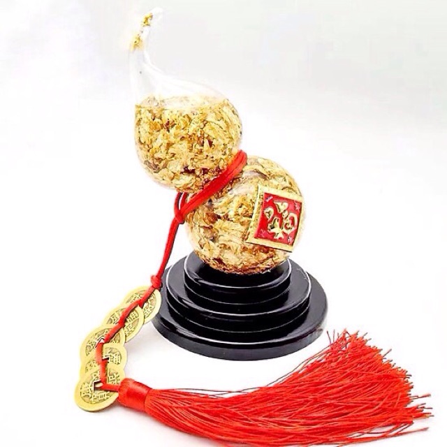 Hồ lô được sử dụng lâu đời ở một số tộc người miền Nam Trung Quốc. Hồ lô như một thứ pháp khí có thể thu hút tà khí, luôn treo ở trước cửa ra vào để xua đuổi tà ma. Ảnh minh hoạ