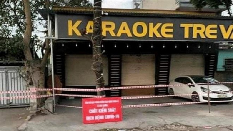 Lực lượng chức năng đã thực hiện phong tỏa quán Karaoke Tre Vàng, phun khử trùng toàn bộ xung quanh nhà hàng; Đưa cách ly tập trung đối với các trường hợp F1 tiếp xúc với các ca dương tính trên tại Trường Cao đẳng khách sạn du lịch theo quy định. Ảnh: CDC Lực lượng chức năng đã thực hiện phong tỏa quán Karaoke Tre Vàng, phun khử trùng toàn bộ xung quanh nhà hàng; Đưa cách ly tập trung đối với các trường hợp F1 tiếp xúc với các ca dương tính trên tại Trường Cao đẳng khách sạn du lịch theo quy định. Ảnh: CDC