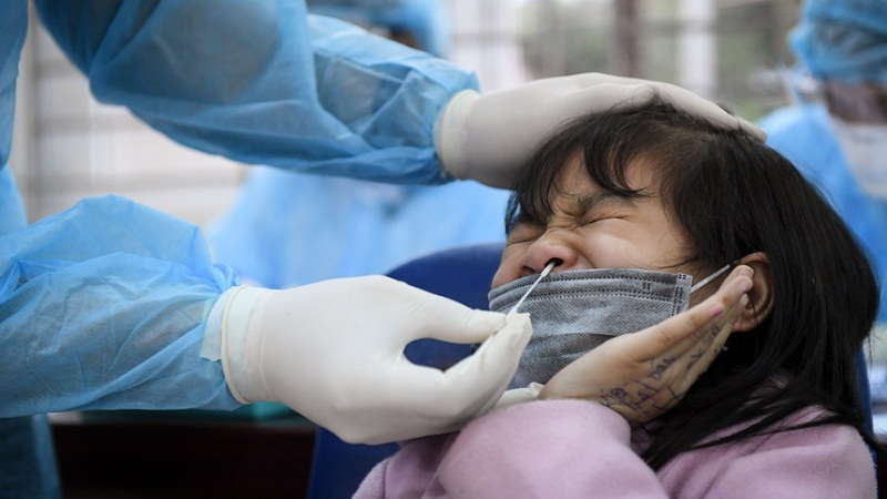 Học sinh trường Tiểu học Xuân Phương, Nam Từ Liêm, được lấy mẫu xét nghiệm sau khi có phụ huynh mắc Covid-19. Ảnh: V.H.