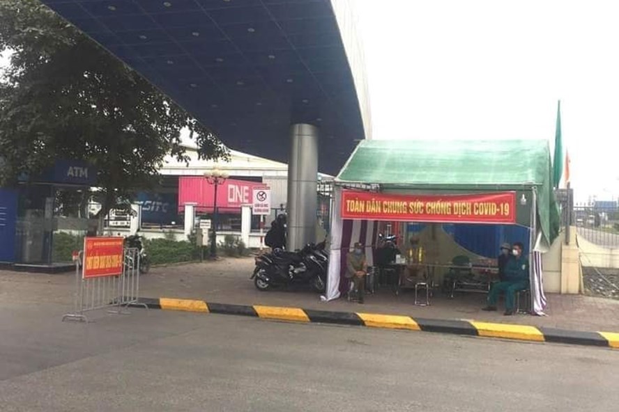 Lãnh đạo Bộ Y tế khuyến cáo thành phố lấy ở khu có người nhiễm trước, sau đó lấy rộng ra các hộ khác. Ảnh: LĐ