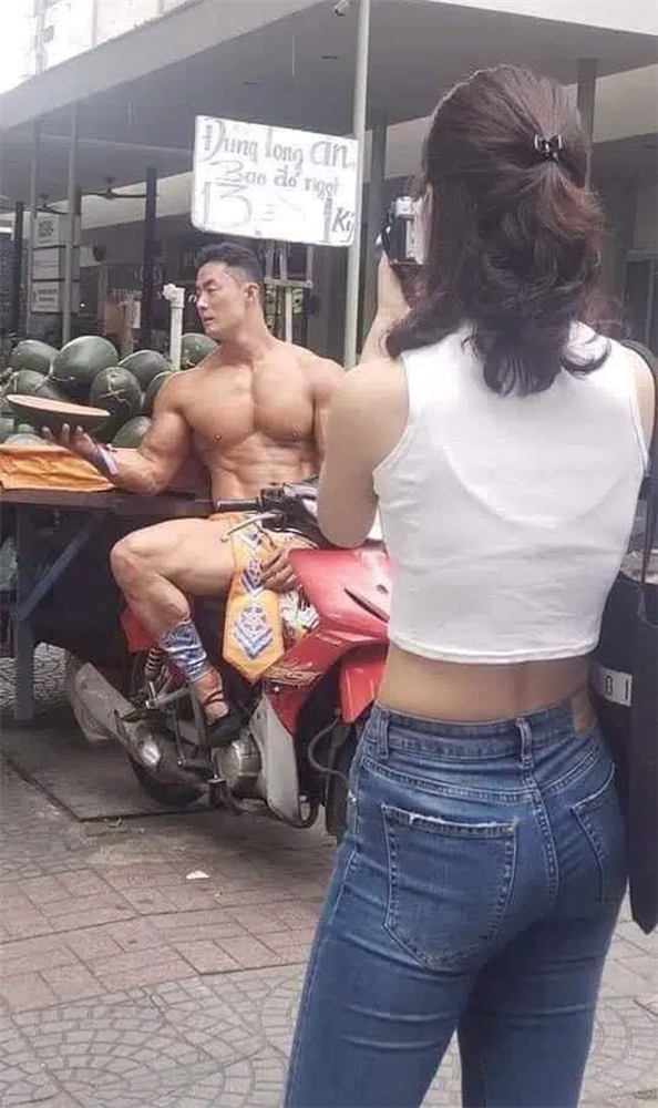 Theo nội dung ghi trên tấm biển, dưa của anh chàng này cũng khá rẻ, chỉ 13.000 đồng/kg kèm theo lời quảng cáo dưa Long An 'bao đỏ ngọt'.​ Ảnh: FB