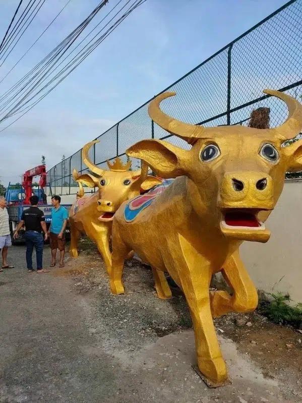 Biểu cảm giống như bị bế đi cách ly của 2 'linh vật' trâu vàng Tân Sửu ở Long An được đăng tải và lan truyền rộng rãi trên mạng xã hội đã gây cười cực mạnh cho những người chứng kiến. Ảnh: FB Biểu cảm giống như bị bế đi cách ly của 2 'linh vật' trâu vàng Tân Sửu ở Long An được đăng tải và lan truyền rộng rãi trên mạng xã hội đã gây cười cực mạnh cho những người chứng kiến. Ảnh: FB