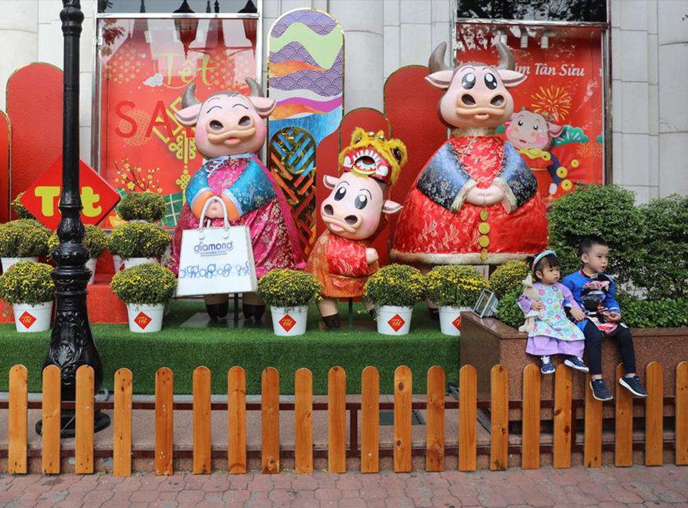 Gia đình nhà trâu như muốn hờn cả thế giới.