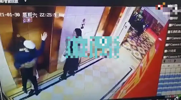 Bị gái lạ cưỡng hôn rồi biến mất khi chờ thang máy, nam thanh niên về nhà 'ốm tương tư' Bị gái lạ cưỡng hôn rồi biến mất khi chờ thang máy, nam thanh niên về nhà 'ốm tương tư'