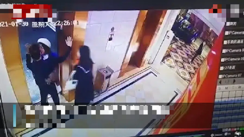 Bị gái lạ cưỡng hôn rồi biến mất khi chờ thang máy, nam thanh niên về nhà 'ốm tương tư' Bị gái lạ cưỡng hôn rồi biến mất khi chờ thang máy, nam thanh niên về nhà 'ốm tương tư'