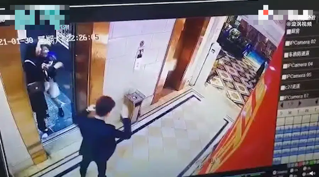 Bị gái lạ cưỡng hôn rồi biến mất khi chờ thang máy, nam thanh niên về nhà 'ốm tương tư' Bị gái lạ cưỡng hôn rồi biến mất khi chờ thang máy, nam thanh niên về nhà 'ốm tương tư'