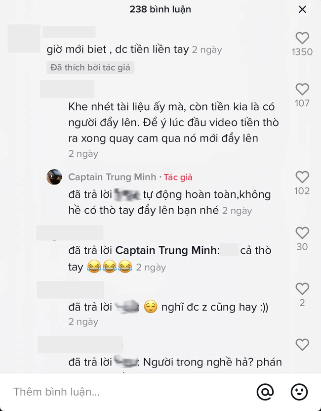 Clip máy bay tự động nhả tiền để trả lương cho phi công sau khi hạ cánh gây tranh cãi