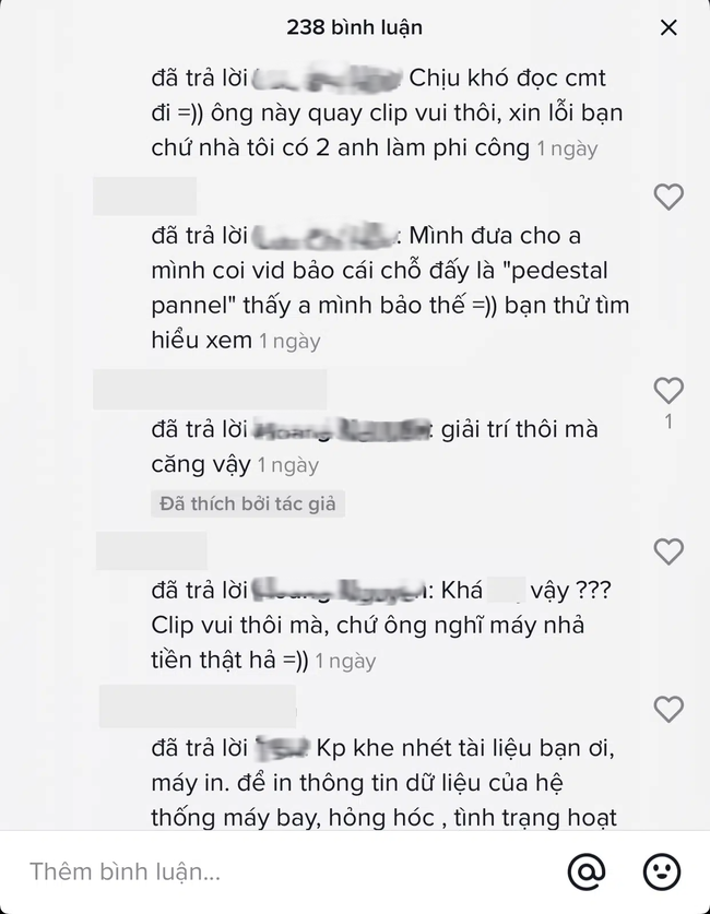 Clip máy bay tự động nhả tiền để trả lương cho phi công sau khi hạ cánh gây tranh cãi