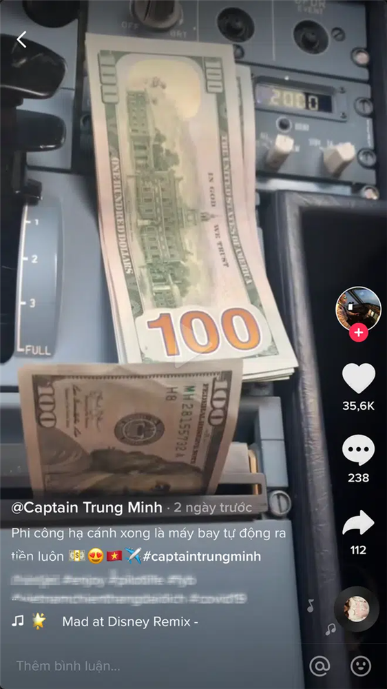 Clip máy bay tự động nhả tiền để trả lương cho phi công sau khi hạ cánh gây tranh cãi
