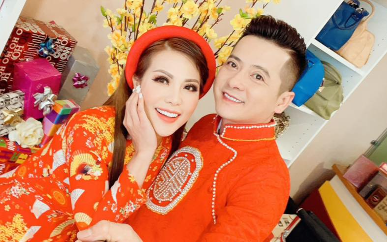 Trong khi vợ cũ đang loay hoay với cuộc sống 1 mình và chăm sóc con gái gặp vấn đề về tâm lý thì Hoàng Anh lại hớn hở, thân mật đón Tết cùng 'người tình tin đồn'. Trong khi vợ cũ đang loay hoay với cuộc sống 1 mình và chăm sóc con gái gặp vấn đề về tâm lý thì Hoàng Anh lại hớn hở, thân mật đón Tết cùng 'người tình tin đồn'.