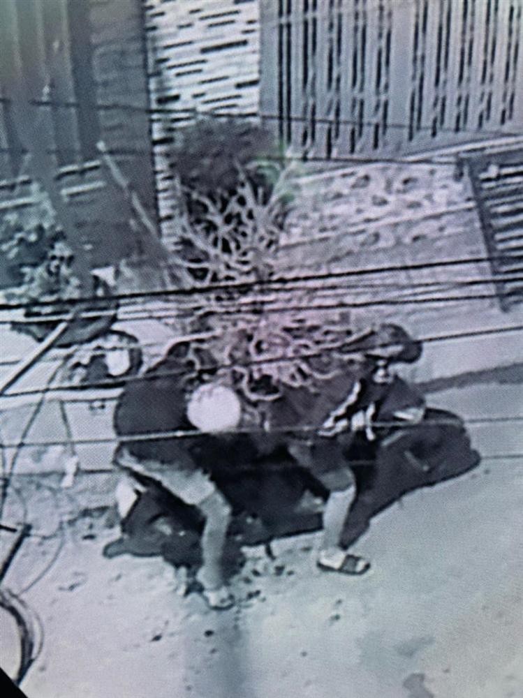 Nữ ca sĩ bị phụ tình giận tím người khi bị trộm cuỗm mất cây mai gần 100 triệu sát ngày Tết Nữ ca sĩ bị phụ tình giận tím người khi bị trộm cuỗm mất cây mai gần 100 triệu sát ngày Tết