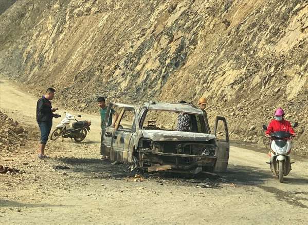 Chiếc xe 7 chỗ bốc cháy đúng đoạn đường đèo nên không thể ứng cứu kịp thời. Ảnh: FB