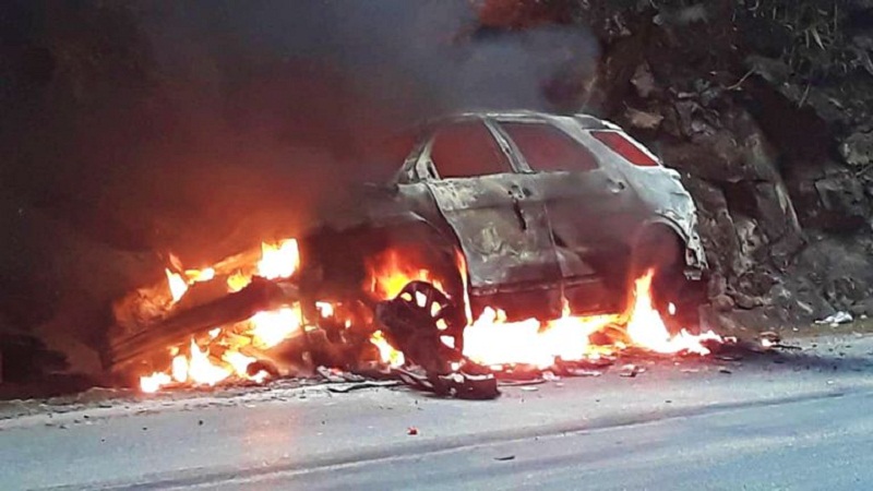 Những người trong xe đã kịp thoát ra ngoài. Ảnh: FB