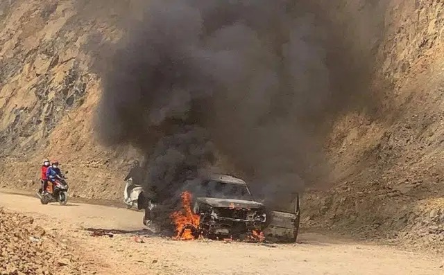 Xe 7 chỗ đang đi bất ngờ bị 'bà hoả' ghé thăm, ít phút sau chỉ còn khung sắt