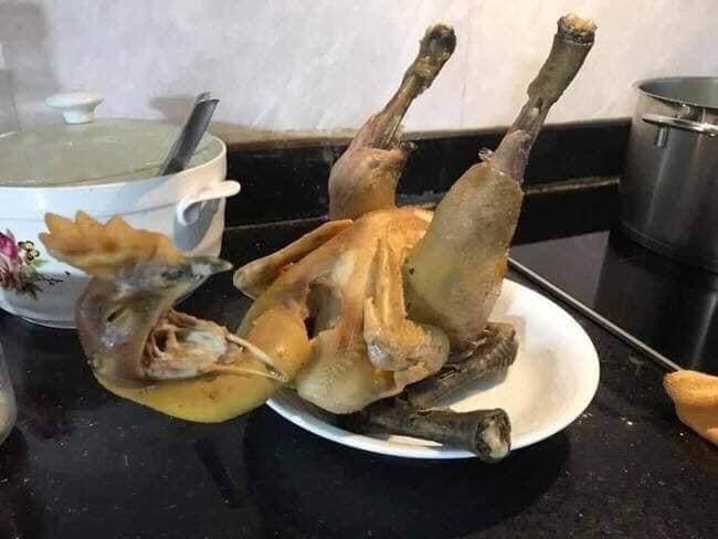 Hội gái đoảng khoe loạt tác phẩm gà luộc cúng giao thừa khiến dân tình không thể nhịn cười