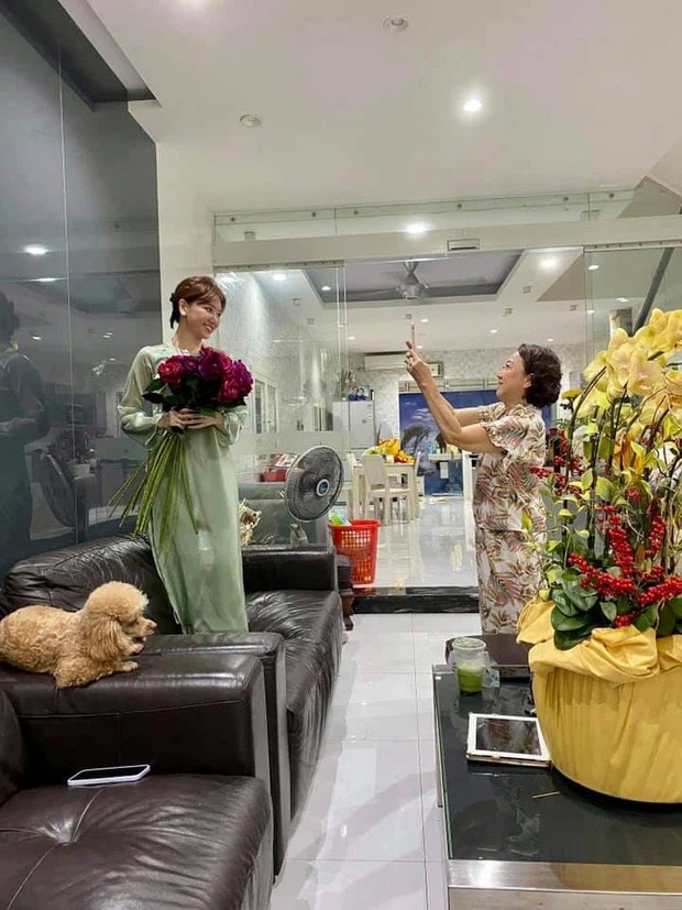 Hình ảnh Hari Won sang chúc Tết nhà mẹ chồng ngày đầu năm khiến fans rần rần thích thú Hình ảnh Hari Won sang chúc Tết nhà mẹ chồng ngày đầu năm khiến fans rần rần thích thú