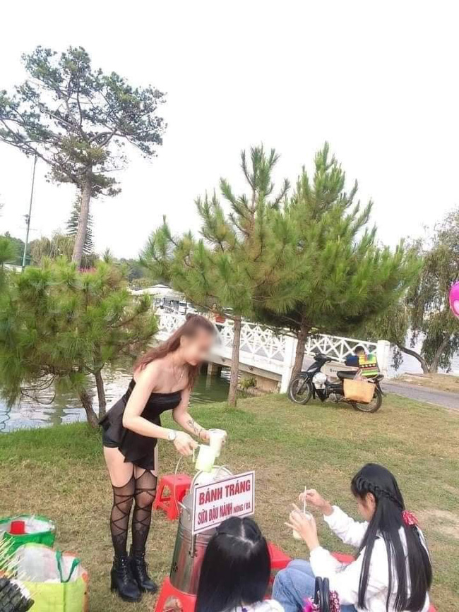 Gái xinh diện trang phục 'nhức mắt' khi đứng bán đồ ăn vặt ở hồ Than Thở, Đà Lạt - Ảnh 1