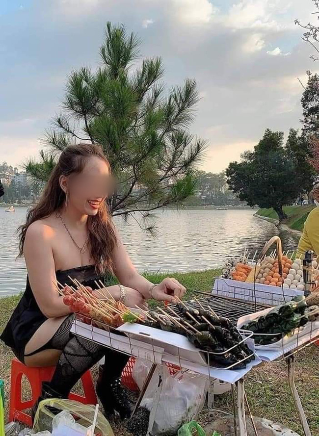 Nhiều người cho rằng có thể cô gái này là du khách, chỉ mượn quán ăn để chụp hình.