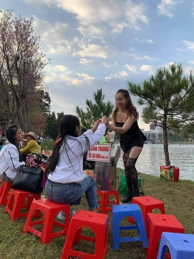 Dù chẳng biết mục đích của cô gái là gì nhưng dân mạng đã cảm thấy ngán ngẩm trước kiểu thời trang phang thời tiết này. Ảnh: FB