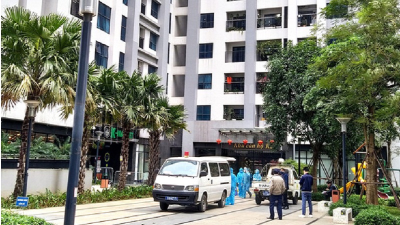 Cơ quan chức năng phong tỏa tòa nhà R2, khu chung cư Goldmark City để làm rõ nguyên nhân tử vong của người đàn ông Hàn Quốc tử vong. Ảnh: TT