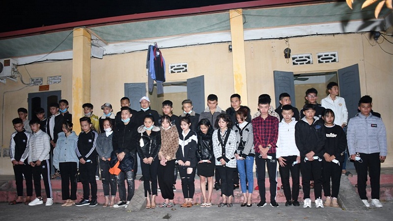 Ngày 14/2, lực lượng chức năng thành phố Hải Phòng đã tạm giữ 34 thanh niên và phương tiện vượt chốt kiểm dịch COVID-19 liên ngành trên Quốc lộ 5 (huyện An Dương) vào thành phố Hải Phòng. Ảnh: C.A.