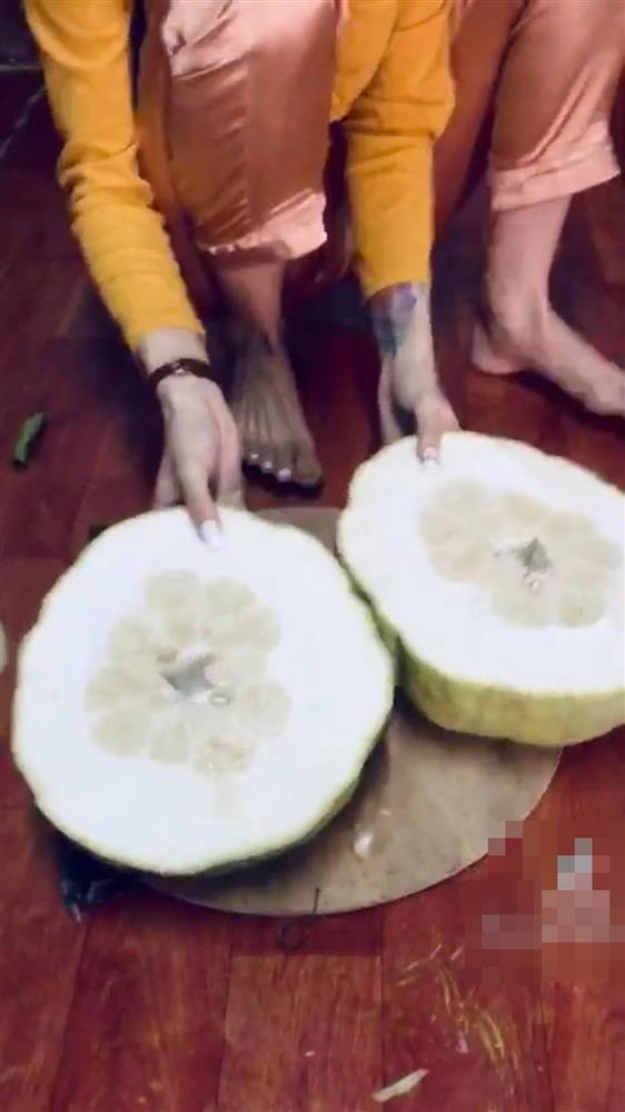 Quả bưởi nhìn to như chiếc nồi cơm điện nhưng múi lại chỉ bằng bát con ăn cơm khiến khổ chủ chỉ biết khóc ròng.