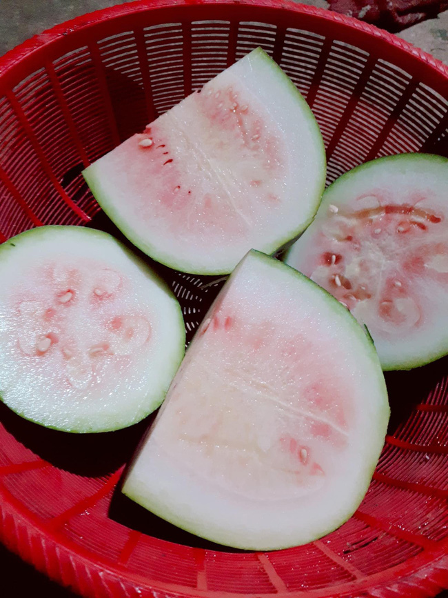 Đồng cảnh ngộ với cô bạn này là một trường hợp mua dưa hấu những bổ ra lại giống như bí đao.