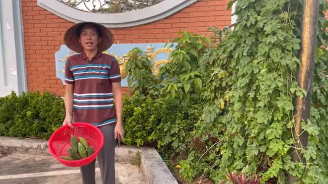 Hoài Linh đội nón lá hái khổ qua, đu đủ trong nhà thờ Tổ để mong 'hết khổ' - Ảnh 1