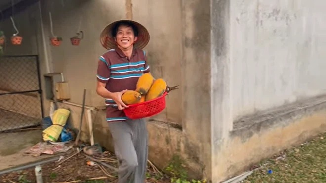 Hình ảnh Hoài Linh giản dị, tươi cười thu hoạch thành quả của mình khiến khán giả thích thú, đồng thời gửi lời chúc sức khoẻ tới nam nghệ sĩ.