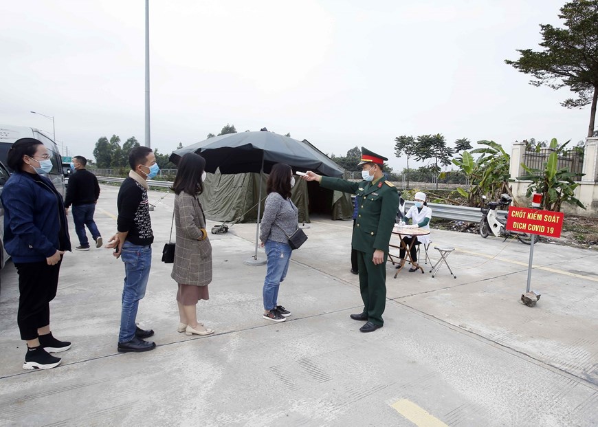 Cán bộ, công chức, lao động của cơ quan nhà nước và người dân khi đến hoặc ở lại Hưng Yên phải có giấy chứng nhận xét nghiệm âm tính mới được ở lại. Ảnh minh hoạ