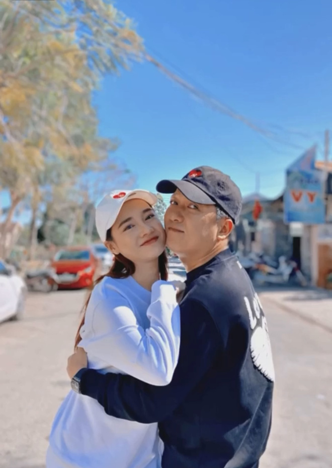 Nhã Phương - Trường Giang phát 'cẩu lương' giữa phố khiến hội FA nhìn mà tức