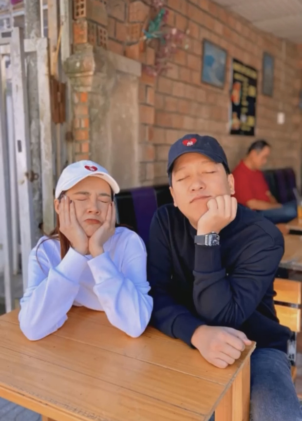 Trường Giang và Nhã Phương liên tục trao cho nhau những cử chỉ, hành động siêu ngọt ngào như những đôi tình nhân mới yêu làm 'rụng tim' người hâm mộ.