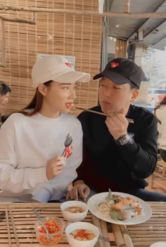 Nhã Phương - Trường Giang phát 'cẩu lương' giữa phố khiến hội FA nhìn mà tức