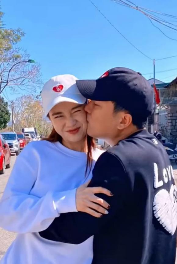 Mấy khi được trốn con đi chơi nên cả 2 phải tranh thủ dành cho nhau những khoảnh khắc cực tình.