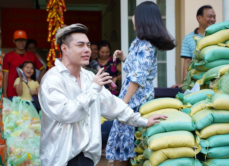 Sao nam miệng rộng nhất showbiz nhận 'bão like' vì nghĩa cử với nông dân Hải Dương