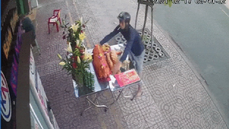 Dù mùng 10 tháng Giêng âm lịch mới là ngày Vía Thần Tài, nhưng nhiều gia chủ đã chọn ngày mùng 6 hoặc mùng 8 để khai trương. Họ mua heo quay, vịt quay về làm lễ cúng với mong muốn một năm làm ăn thuận lợi, phát đạt.