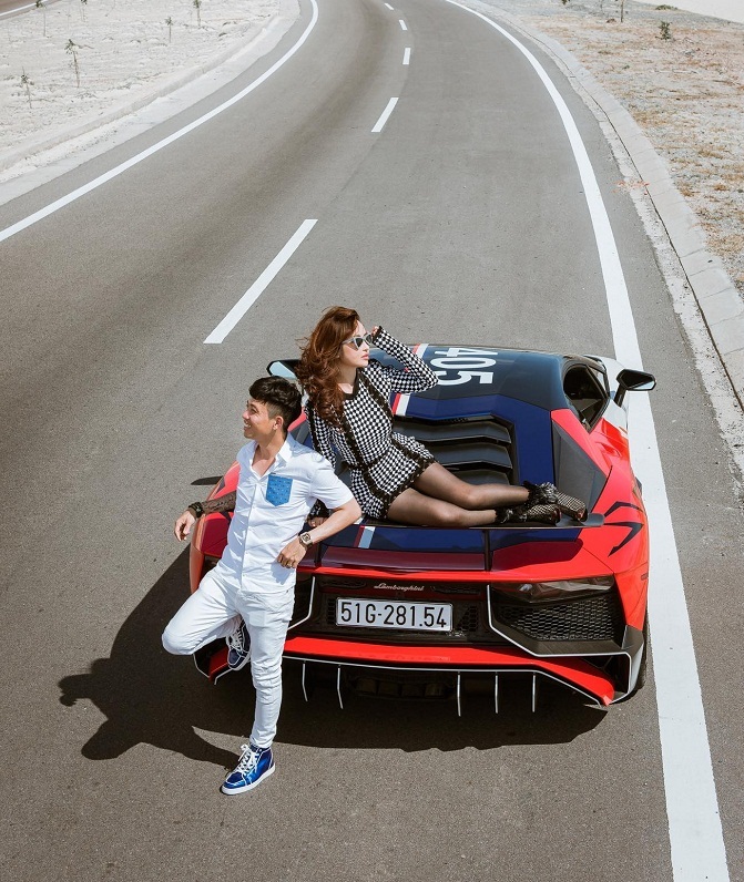 Với người vợ hiện tại, Minh Nhựa đi đến đâu cũng dính lấy nhau như hình với bóng.