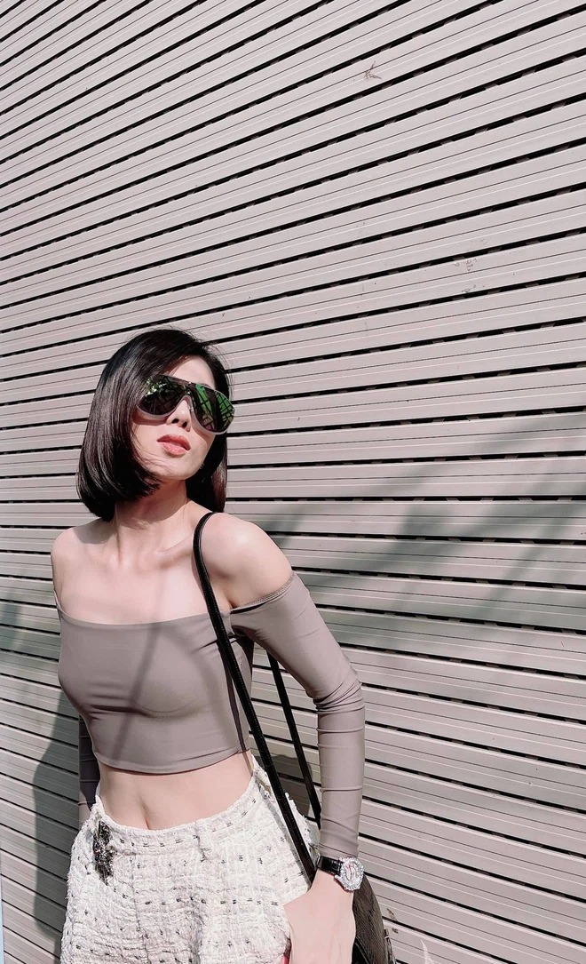Ở tuổi 40, 'nữ hoàng phòng trà' ưu ái croptop có độ dài vừa phải, mang những tông màu cơ bản để giúp cho vẻ ngoài thêm phần thu hút nhưng lại không quá lố. Ở tuổi 40, 'nữ hoàng phòng trà' ưu ái croptop có độ dài vừa phải, mang những tông màu cơ bản để giúp cho vẻ ngoài thêm phần thu hút nhưng lại không quá lố.
