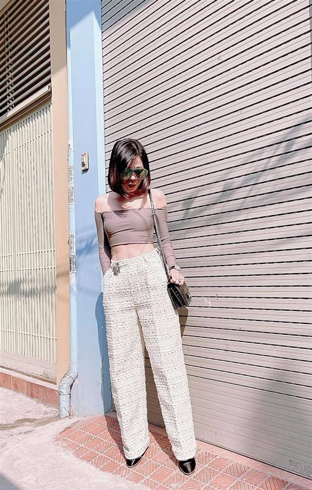 Nếu như croptop có nhiệm vụ khoe eo thì quần ống rộng lại giúp cho đôi chân của người mặc trông dài hơn đáng kể. Nếu như croptop có nhiệm vụ khoe eo thì quần ống rộng lại giúp cho đôi chân của người mặc trông dài hơn đáng kể.