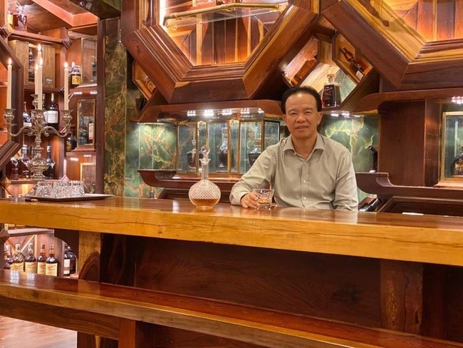 Được biết, nhiều năm về trước, một đại gia người Việt tên Nguyễn Đình Tuấn Việt đã sở hữu 3 chai Macallan 1926 với giá trị lên đến 1,5 triệu bảng Anh/chai, bao gồm cả phí bảo hiểm của người mua. Ảnh: FB Được biết, nhiều năm về trước, một đại gia người Việt tên Nguyễn Đình Tuấn Việt đã sở hữu 3 chai Macallan 1926 với giá trị lên đến 1,5 triệu bảng Anh/chai, bao gồm cả phí bảo hiểm của người mua. Ảnh: FB