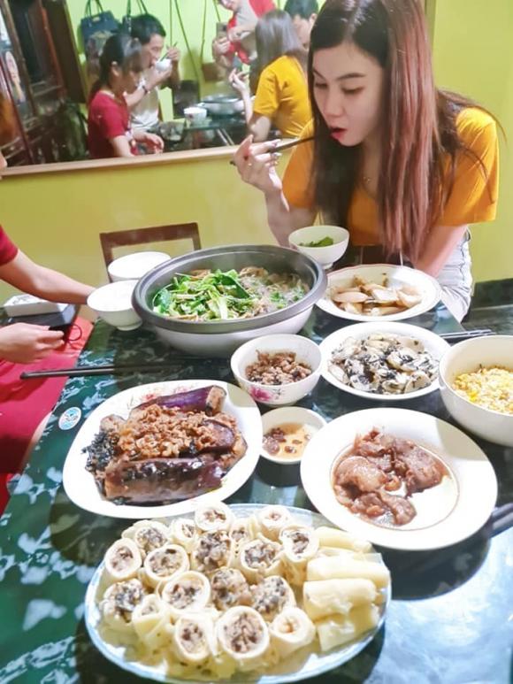 Qua đây, có thể thấy thêm phần nào mối quan hệ gắn bó của các thành viên trong gia đình chị Sao. Qua đây, có thể thấy thêm phần nào mối quan hệ gắn bó của các thành viên trong gia đình chị Sao.