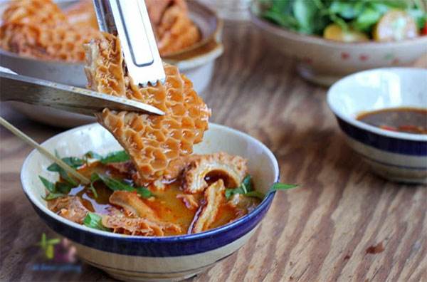 Phá lấu là một món ăn khá nổi tiếng và phổ biến ở Việt Nam có nguồn gốc từ miền Nam Trung Quốc.