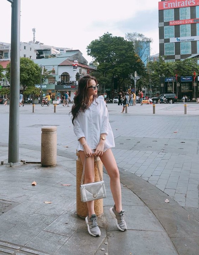 Linh Ka luôn khiến dân tình trầm trồ nhờ tuyệt kỹ hack chân dài tuyệt đỉnh của mình. Linh Ka luôn khiến dân tình trầm trồ nhờ tuyệt kỹ hack chân dài tuyệt đỉnh của mình.