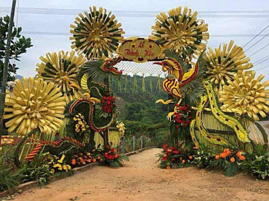 Một cổng cưới được làm bằng lá dừa theo phong cách miền Tây. Một cổng cưới được làm bằng lá dừa theo phong cách miền Tây.