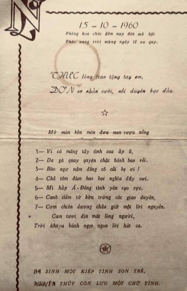 Trước đây, dân mạng cũng từng phải lòng một tờ thực đơn được cho của một đám cưới được tổ chức ở Chợ Lớn năm 1960 với những món ăn trình bày xuôi theo từng vần thơ đầy tình ý. Trước đây, dân mạng cũng từng phải lòng một tờ thực đơn được cho của một đám cưới được tổ chức ở Chợ Lớn năm 1960 với những món ăn trình bày xuôi theo từng vần thơ đầy tình ý.