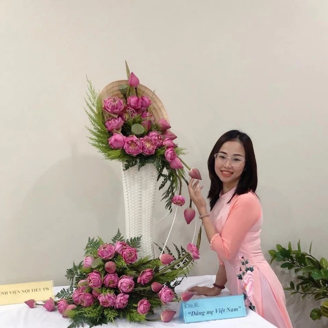 Chủ nhân của bình hoa đang gây bão mạng. Chủ nhân của bình hoa đang gây bão mạng.