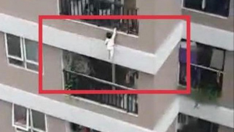 Suốt đoạn clip không thấy sự xuất hiện của người lớn nào trong gia đình bé. Suốt đoạn clip không thấy sự xuất hiện của người lớn nào trong gia đình bé.