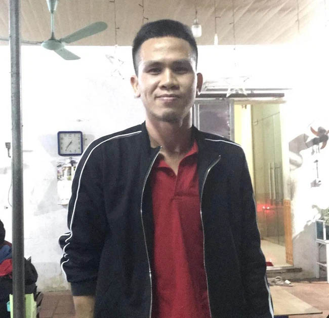 Anh Mạnh cho rằng, bản thân anh cứu được cháu bé là nhờ có mái tôn. Hiện tại, anh Mạnh bị bong gân nhẹ ở tay phải. Anh Mạnh cho rằng, bản thân anh cứu được cháu bé là nhờ có mái tôn. Hiện tại, anh Mạnh bị bong gân nhẹ ở tay phải.